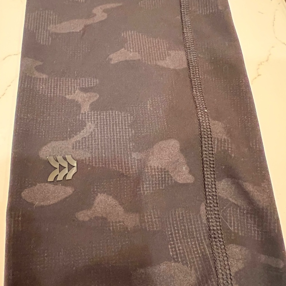 All in Motion Premium Elongate 7/8 leggings | XS | Black & Gray - Picture 7 of 10